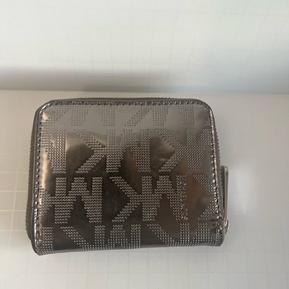 Michael  Kors Jet Set patent logo debossed zip-around wallet. SILVER METALLIC - Picture 2 of 12